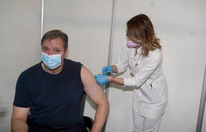Vučić primio treću dozu  cjepiva Sinopharm i priznao pogreške države u liječenju necijepljenih