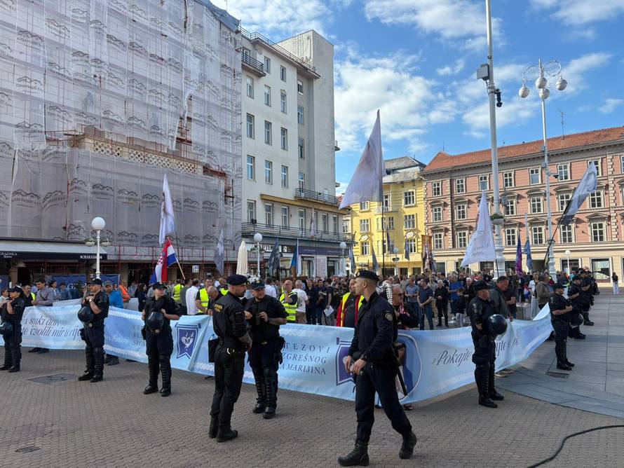 VIDEO Klečavci opet zauzeli Trg bana Jelačića. Tu je i prosvjed kontra njih, pjevali 'Bella Ciao'