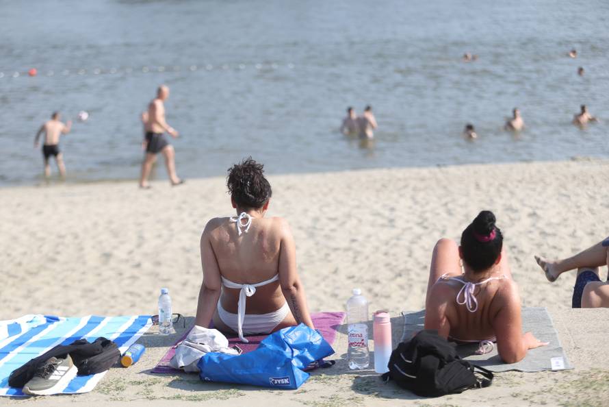 Osijek: Velika temperature je natjerala građane da potraže rashlađenje na Dravi