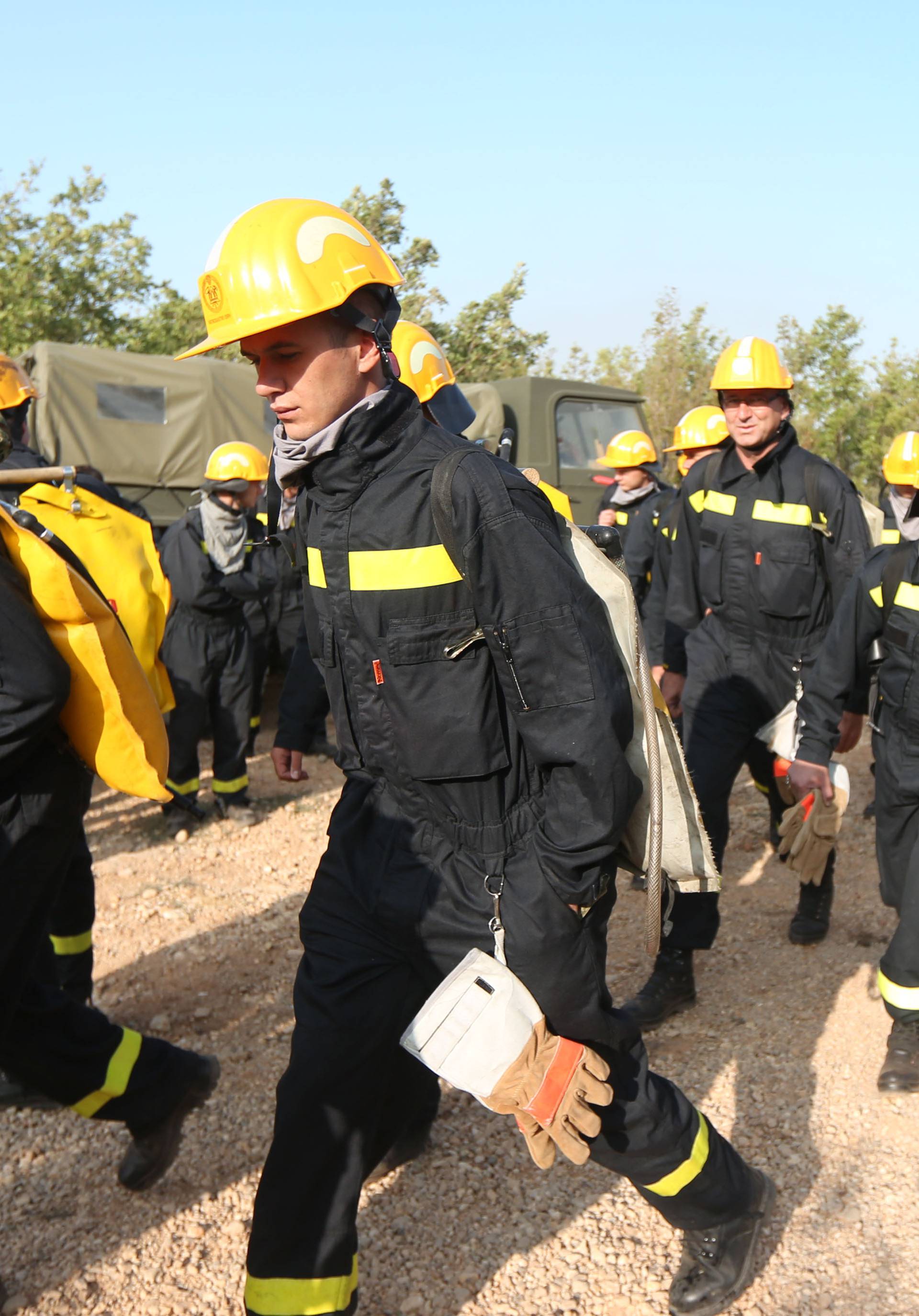 Nakon kratkog sna, vatrogasci kreću u novu borbu sa stihijom