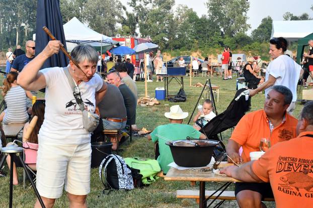 FOTO Otvoreno prvenstvo u kuhanju Fiša: Kotlovi i miris ribe preplavili Slavonski Brod