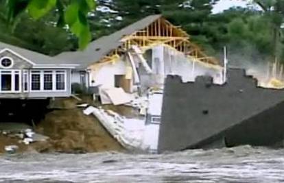 SAD: Nabujala rijeka prepolovila i potopila kuću