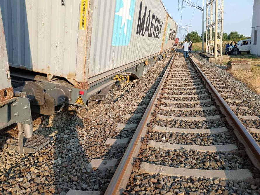 FOTO Nesreća kod Tovarnika: Teretni vlak iskočio s tračnica