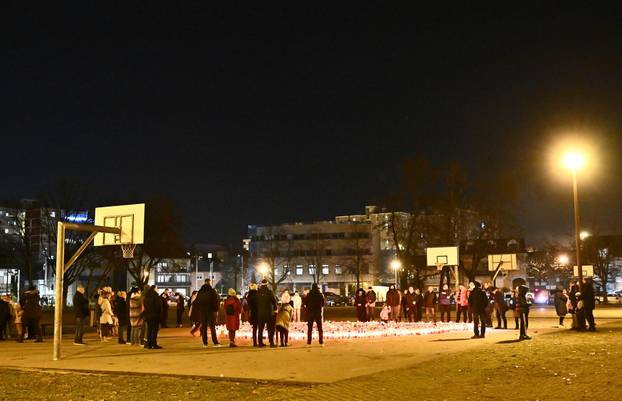 Zagreb: Građani i dalje obilaze osnovnu školu kako bi upalili svijeće na školskom igralištu