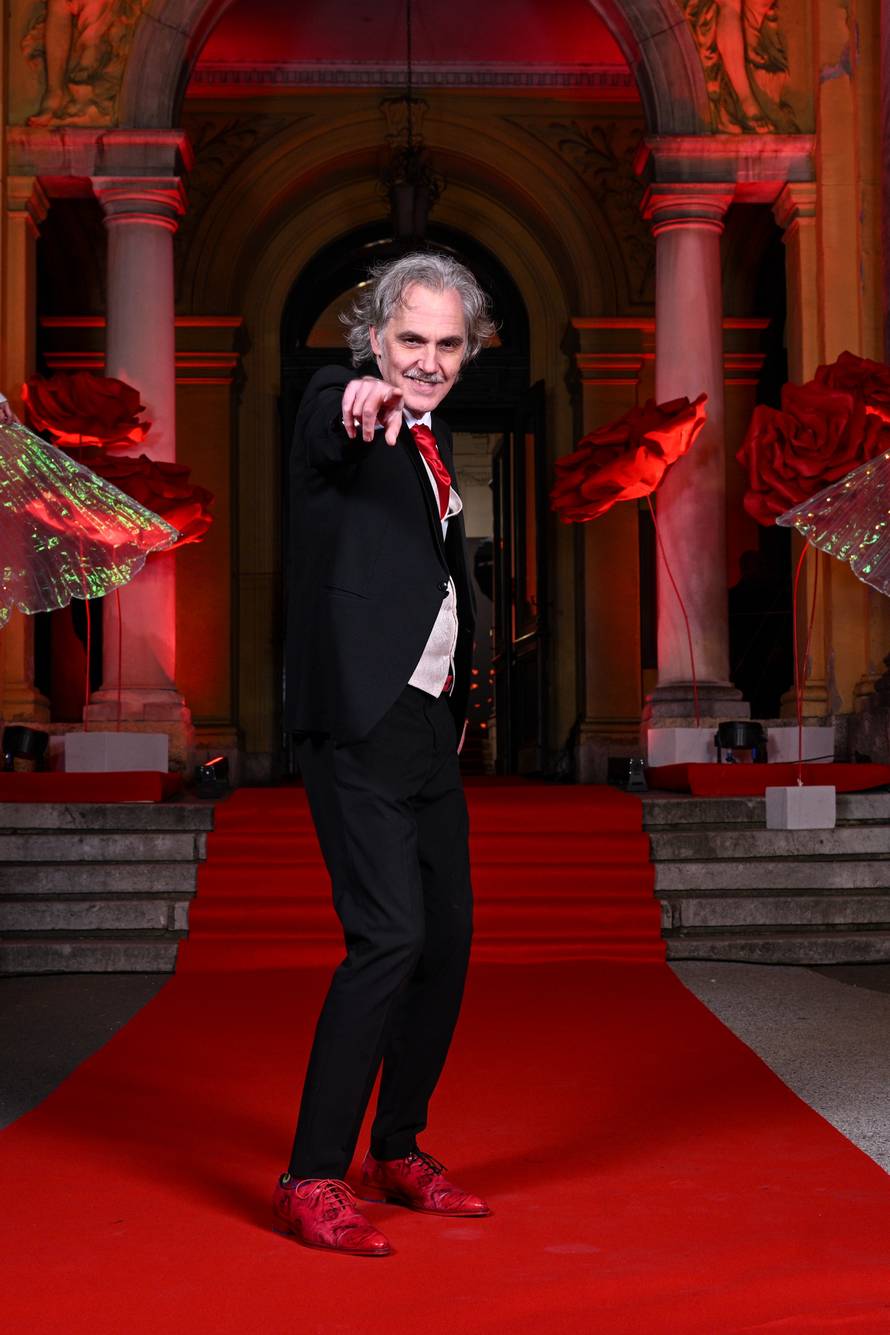 Zagreb: Dolazak uzvanika na dodjelu medijske nagrade "Večernjakova ruža" u Hrvatskom narodnom kazalištu