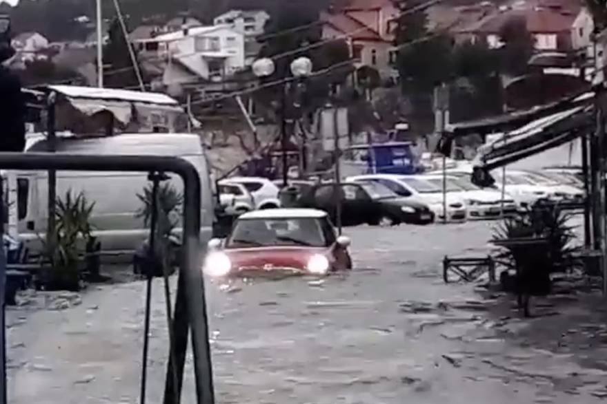 Ludi Šibenčanin: Autom se probijao kroz bujicu vode
