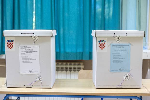 Vukovar: Kutije za glasačke listiće na biračkom mjestu