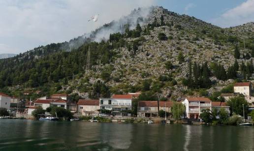 Požar na Orlovcu još traje, ali nema opasnosti za kuće