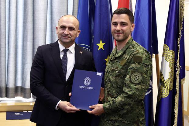 Zagreb: Ministar Anušić uručio ugovore vrhunskim sportašima i pričuvnicima Hrvatske vojske