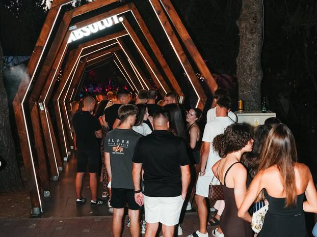 FOTO Klub u Vodicama bio je krcat zbog ovog dvojca, stvorile se gužve za ulaz satima prije...