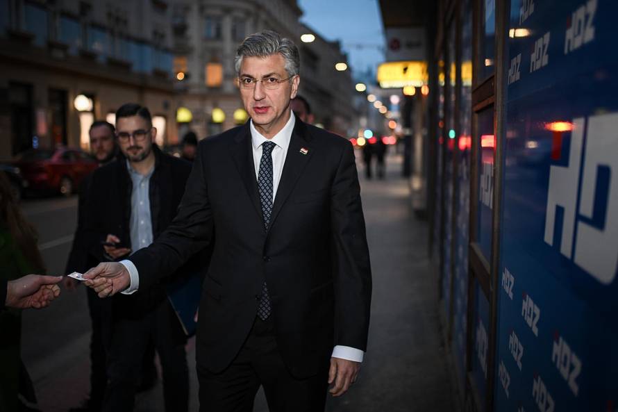 Zagreb: Dolazak članova HDZ-a na sjednicu šireg Predsjedništva i Nacionalnog odbora stranke