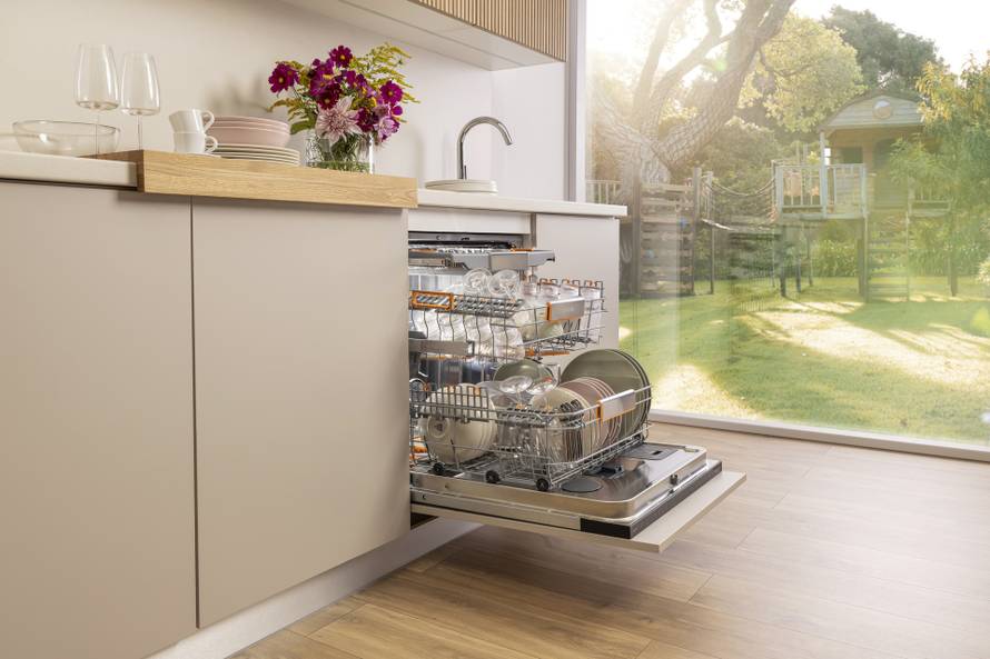 Tišina koja mijenja svakodnevicu: perilica posuđa koja radi dok vi odmarate