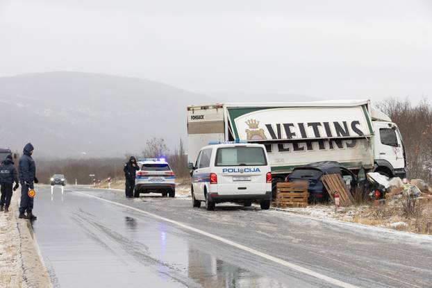 FOTO Mjesto strašne nesreće kod Trilja: Sudarili se kamion i auto. Poginula je jedna osoba