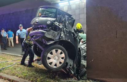 Strašan prizor  na Aleji Bologne: Auto sletio s ceste i udario u stup, jedan je čovjek poginuo