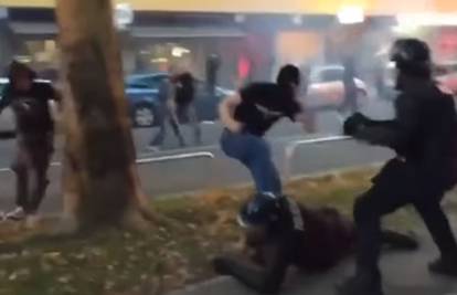 Huligani Feyenoorda kamenjem napali policajce usred Napulja