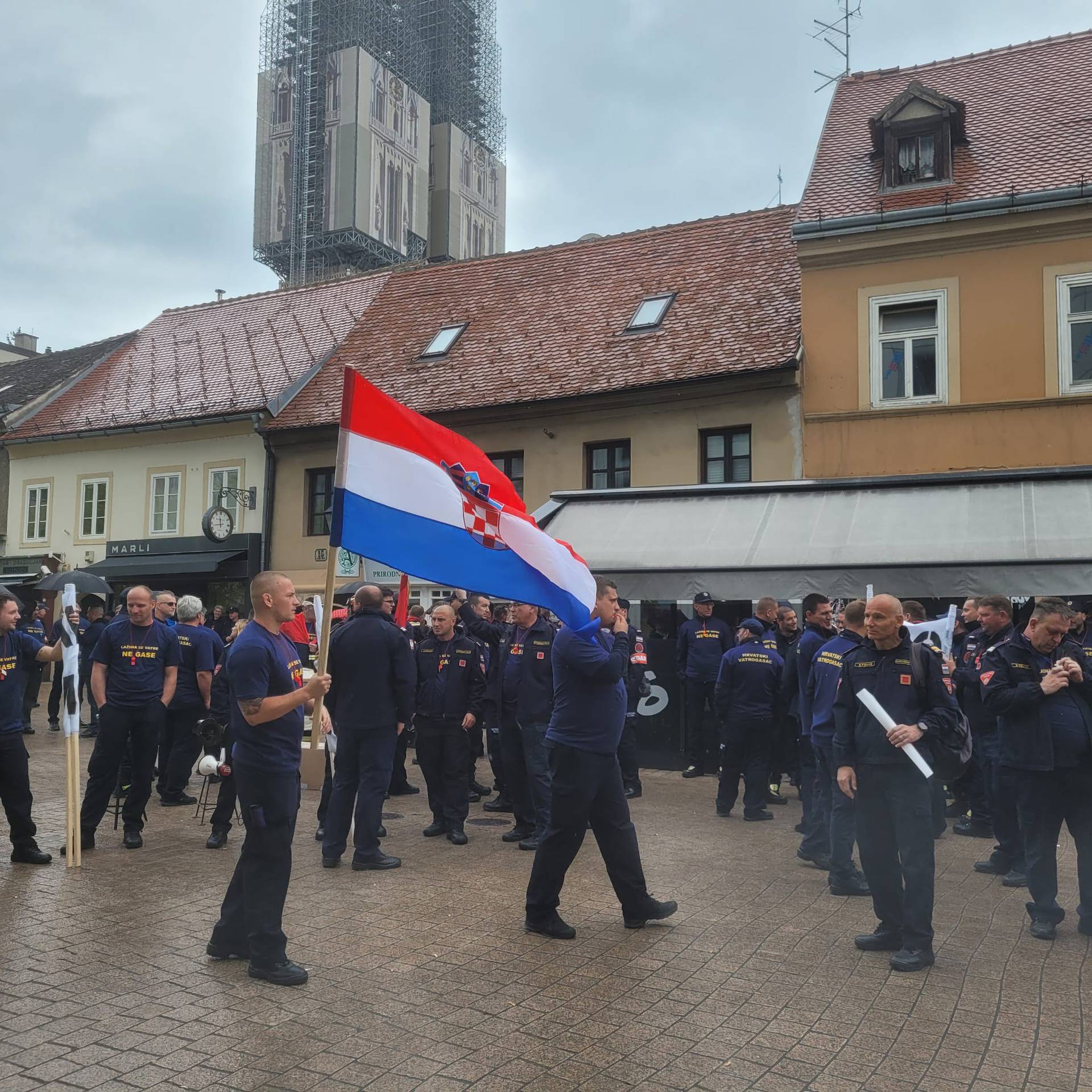 UŽIVO Vatrogasci izašli na veliki prosvjed, svirale sirene. Odali su počast preminulim kolegama