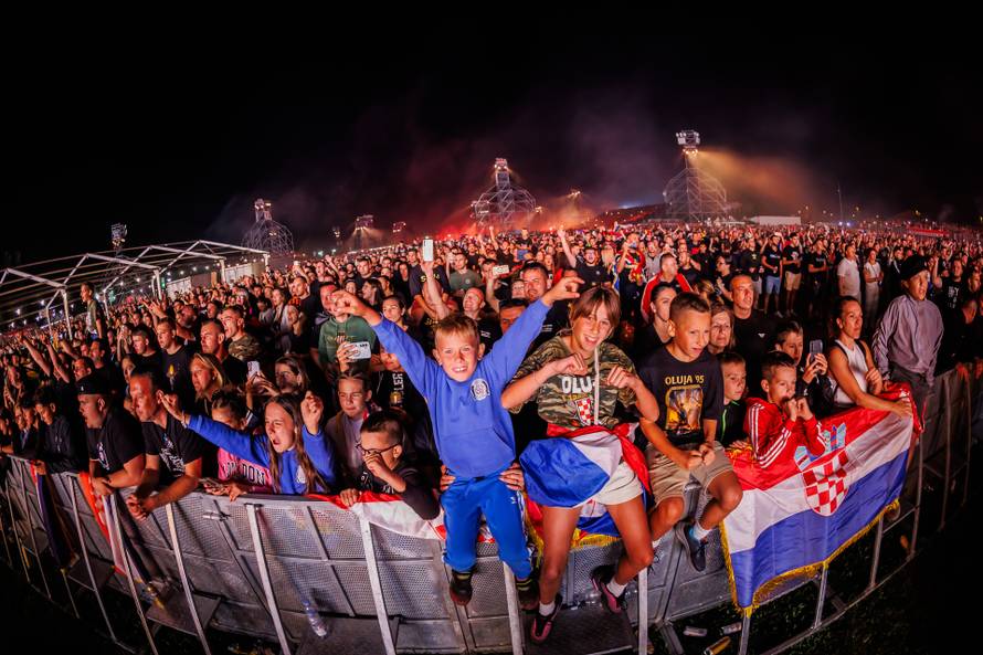 Obožavatelji na velikom koncertu Marka Perkovića Thompsona u Sinju