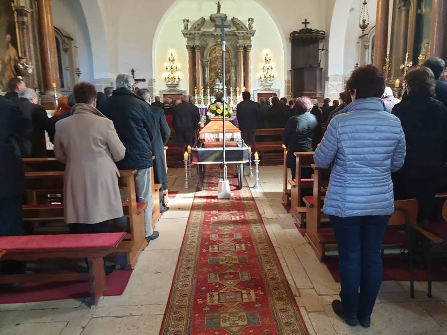 Bio je osuđen za pedofiliju: Don Ivanov je pokopan na Ugljanu