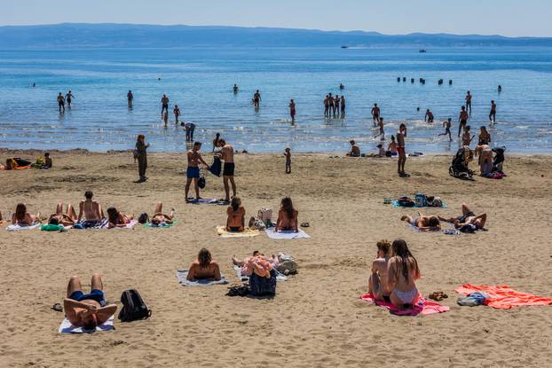 Split: Proljetni ugođaj na plaži Bačvice