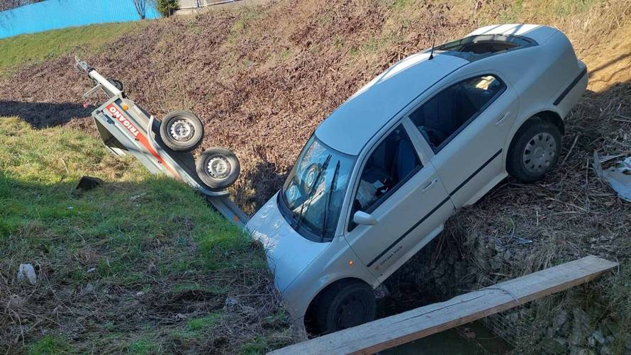 FOTO Prometna u Virju: Auto s prikolicom završio u potoku