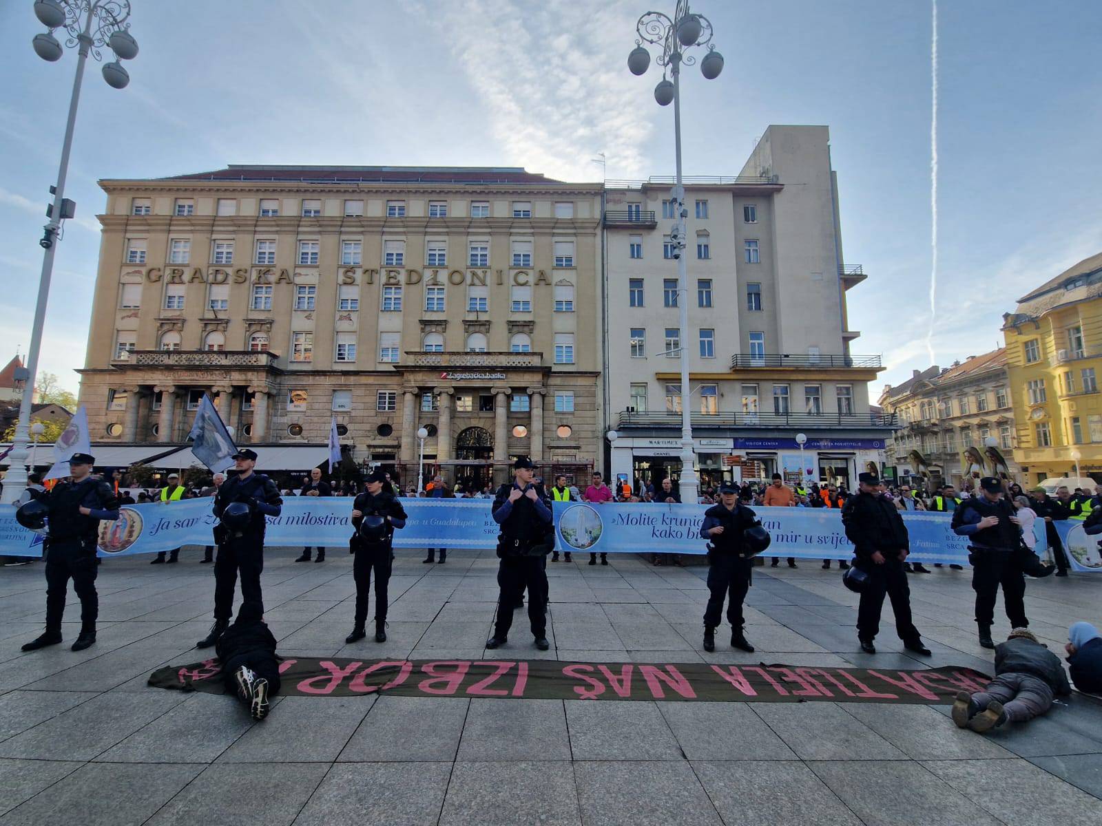 VIDEO Opet kleče i mole na Trgu u Zagrebu, prosvjednici 'lupaju'