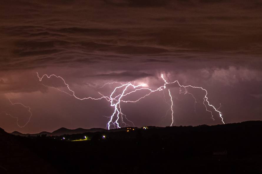 VIDEO Munje noćas  snimljene diljem Hrvatske: 'Užasno je puhalo. Blicalo je kao da je dan'