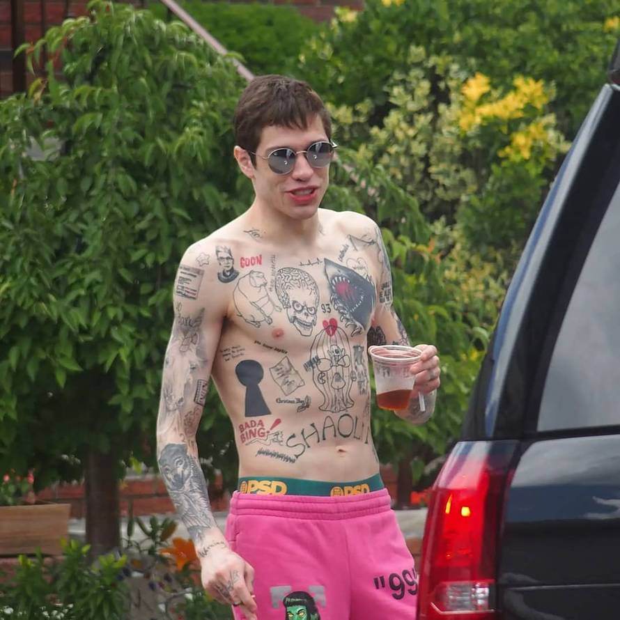 Komičar Pete Davidson uklanja svoje tetovaže: 'Trebat će mi još barem 10 godina da ih maknem'