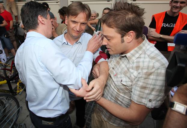 ARHIVA - 2010. Zagreb: Aktivisti za Varšavsku prosvjedovali pred sjedištem SDP-a 