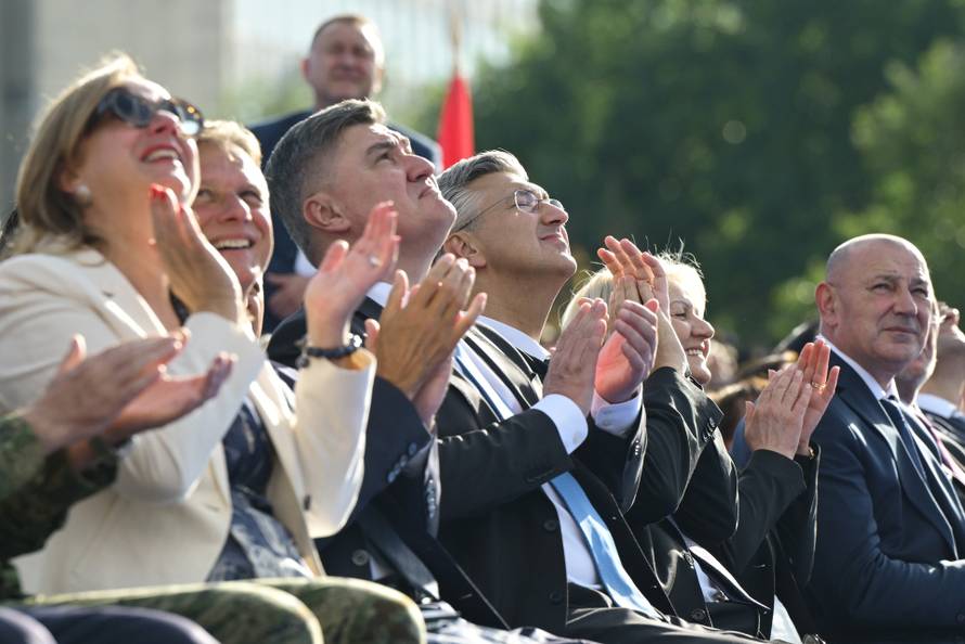 Zagreb: Uzvanici iz lože prate svečani vojni mimohod u povodu 30. obljetnice VRO Oluja