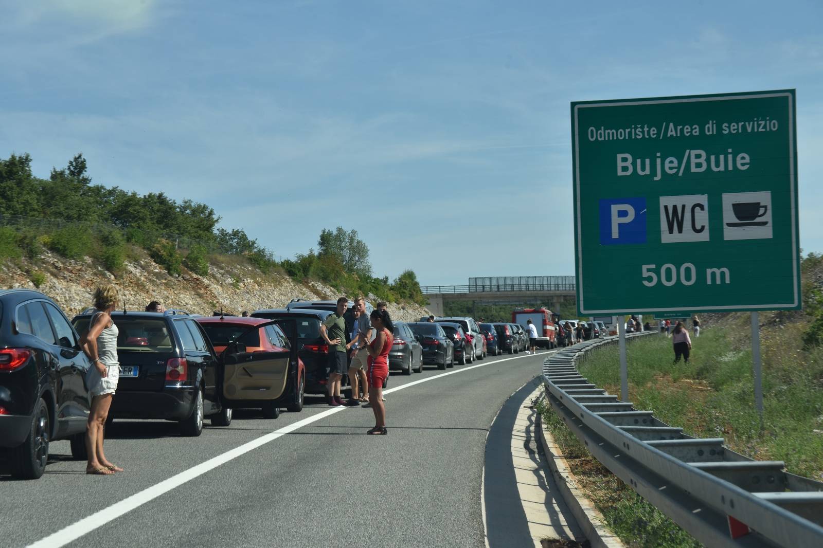 Buje: Volonteri Crvenog kriÅ¾a turistima na Ipsilonu dijele vodu