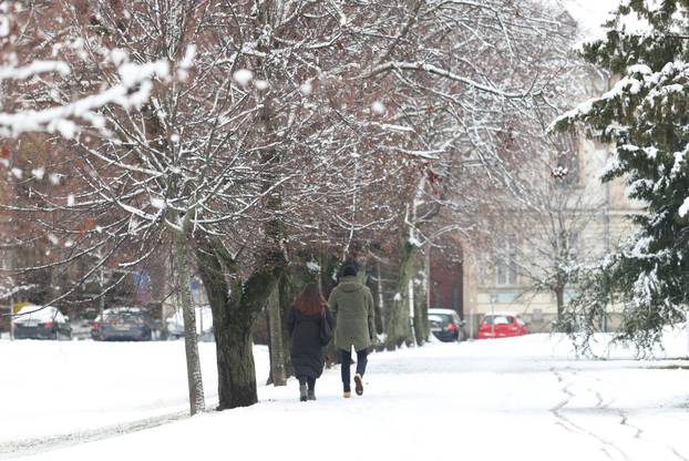 Snježni pokrivač je zabijelio je Osijek