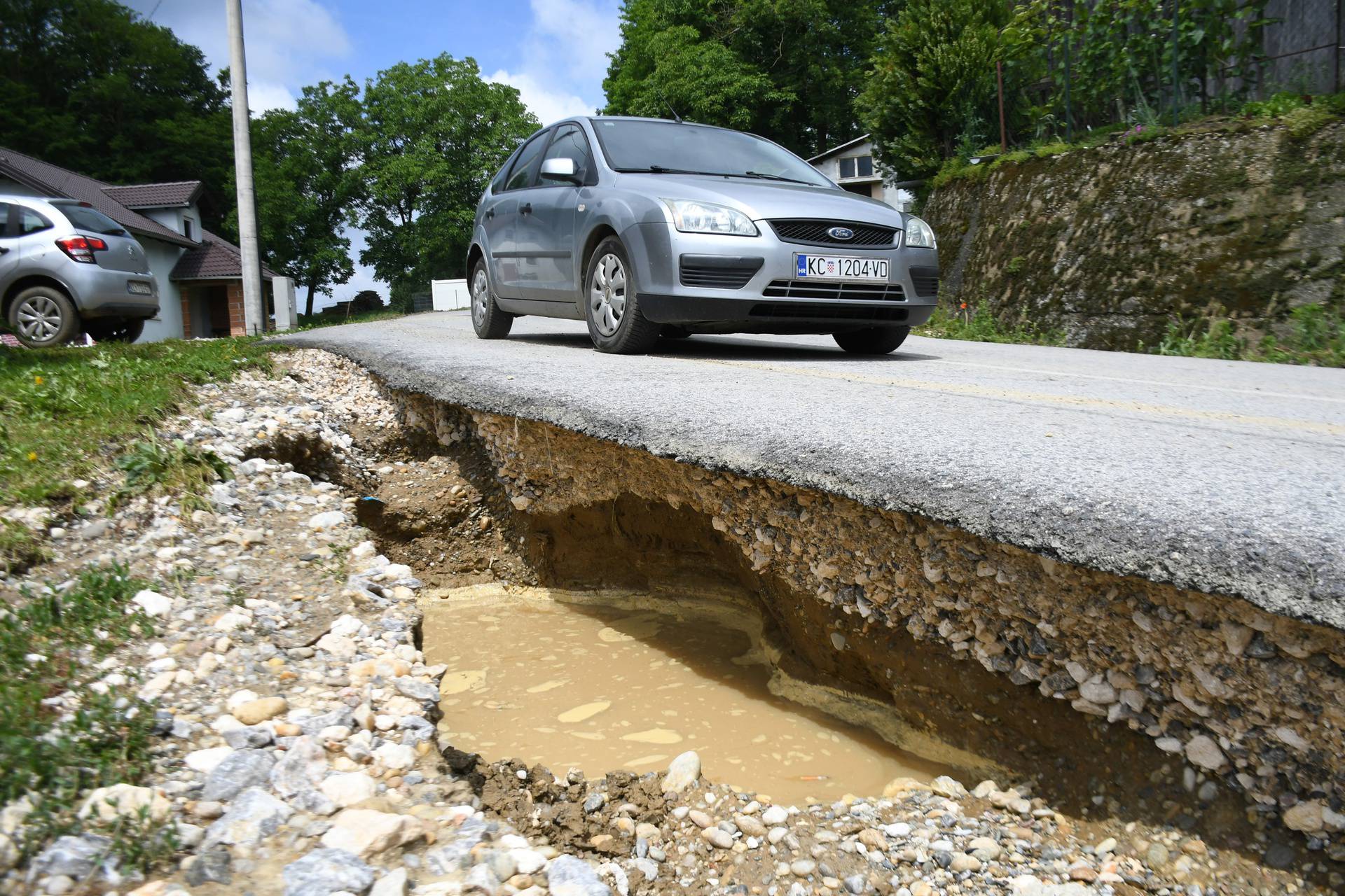 Rasinja: Vatrogasci pomažu mještanima  u ispumpavanju vode i čišćenju kanala