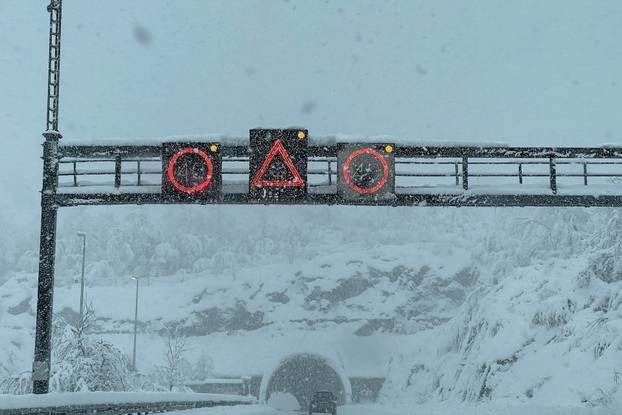 Gospić: Zbog gustog snijega otežani uvjeti vožnje na autocesti
