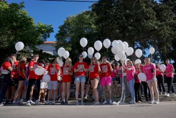 24sata Zadar: Maturanti pustili bijele balone za Luku Milovca