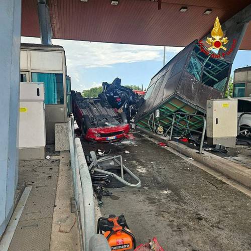 Italy: Terrible accident at the toll booth of the A12 motorway in Rosignano Livorno area. At least three cars were involved. 3 dead and several injured.  One of the victims is a German tourist