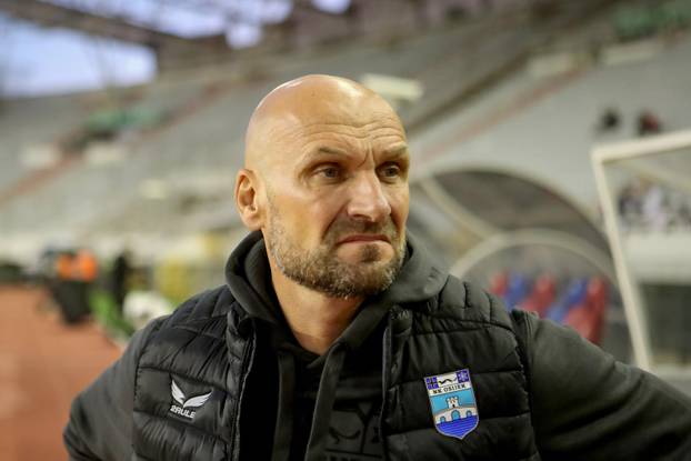 Zagrijavanje nogometaša uoči početka utakmice 13. kola SuperSport HNL-a između Hajduka i Osijeka