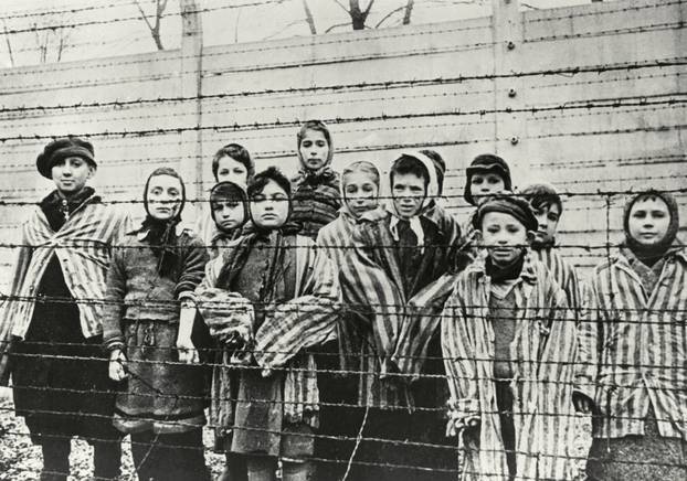 Auschwitz / Gruppe Ã¼berlebender Kinder 1945