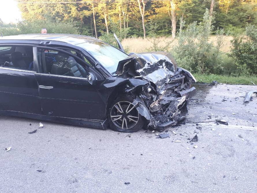 Sudarila se dva auta, poginuo jedan čovjek, dvoje ozlijeđeno