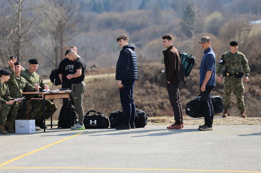 Ministar Anušić i general Kundid na prvom danu TVO-a na Slunju