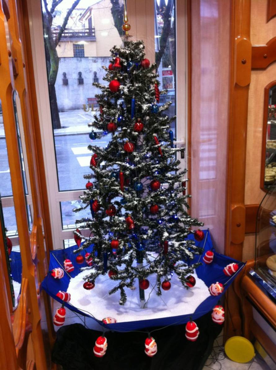 Šaljite fotografije božićnih jelki i osvojite vrijednu nagradu...