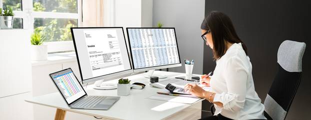 Online,Taxes,And,Invoice,Using,Computer,And,Calculator