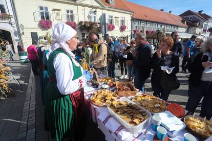 FOTO Samoborci i turisti uživali u delicijama kumica: U ponudi su bili čvarci, kruh, češnjovke...