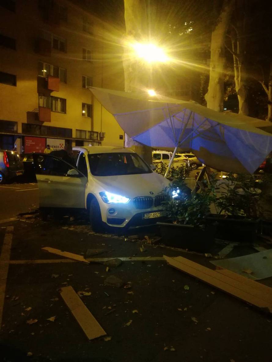 Vozi prvi automatik: Izlazeći s parkinga pomeo terasu kafića