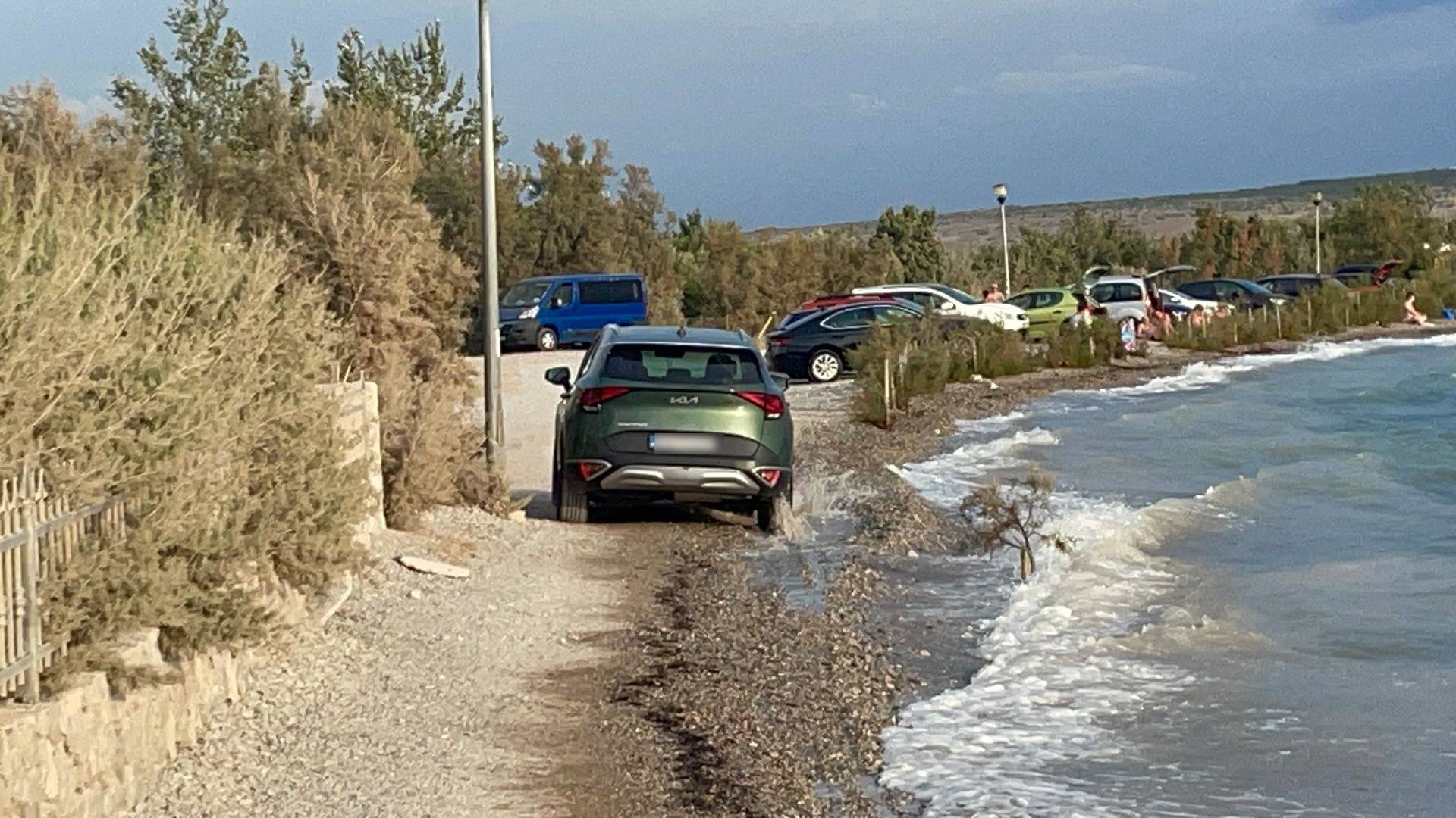 VIDEO Samo u Hrvatskoj auti voze plažom: 'Zabio se u stup, mogao je pogaziti cijelu obitelj!'