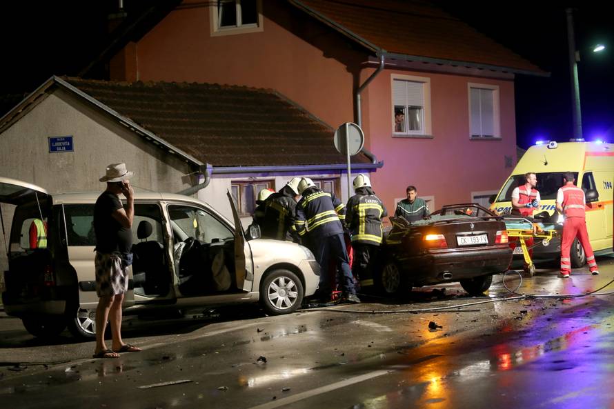 Teška nesreća: Vatrogasci su vadili ljude iz smrskanog auta