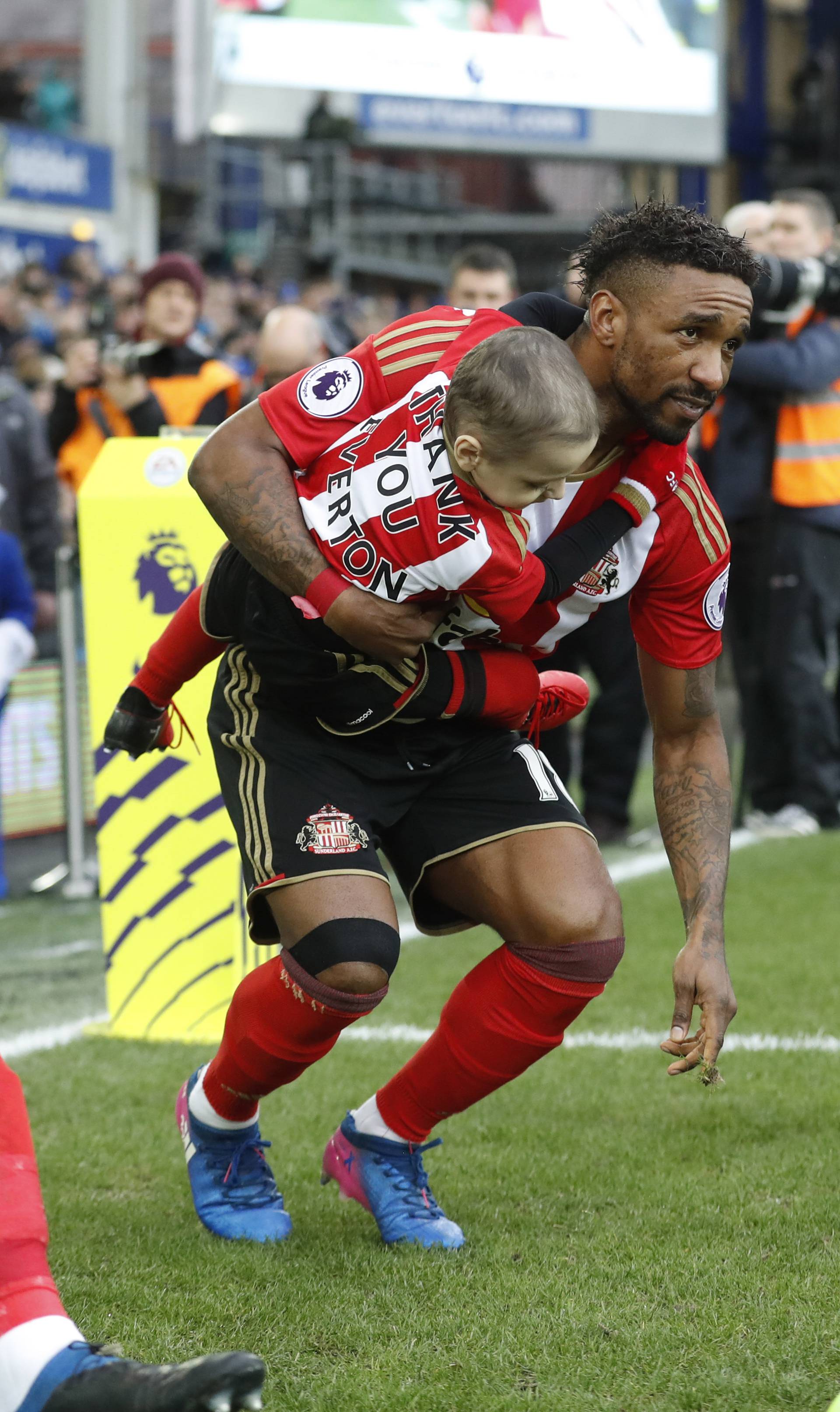 Sunderland's Jermain Defoe carries out young Sunderland fan Bradley Lowery before the match