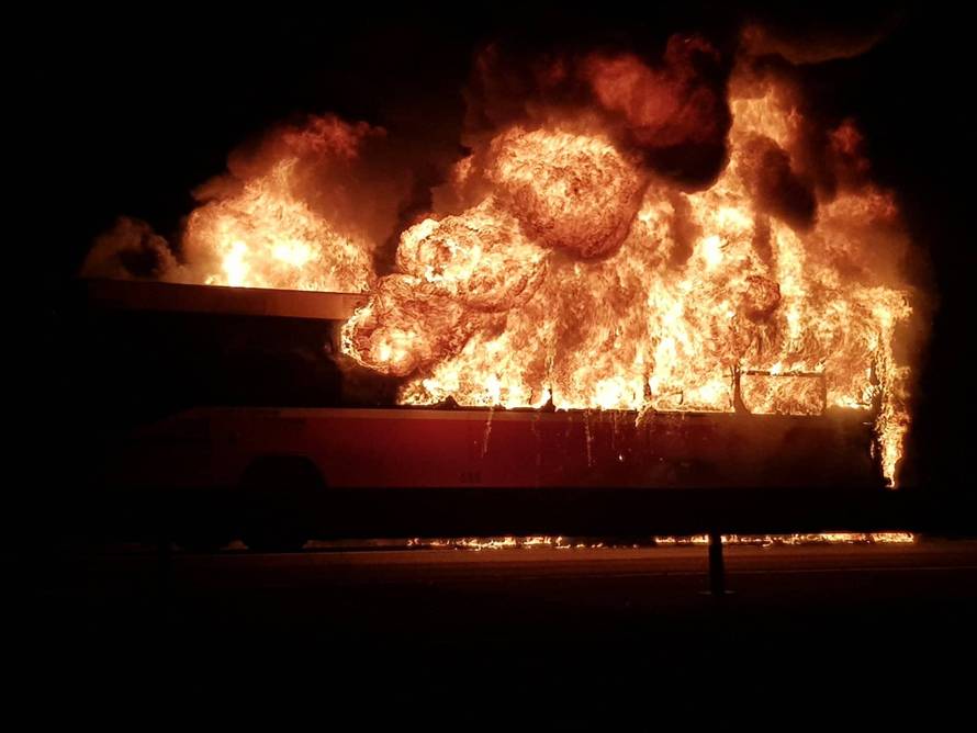 Strašna buktinja u Rijeci: Na vijaduktu planuo gradski bus