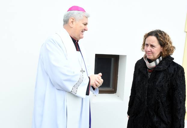 Sisak: Sisački biskup Vlado Kosić blagoslovio je župnu kuću, danas čuvaonicu župe sv. Marije Magdalene u Selima