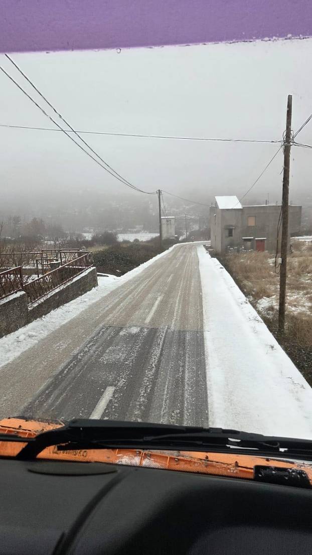FOTO Snijeg pao i u Splitu! Bijeli se i autocesta u okolici grada: Pogledajte prizore iz Dalmacije