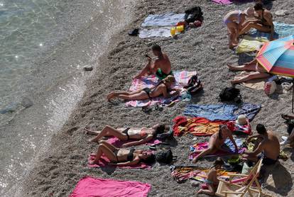 Rijeka: Gradske plaže na Pećinama pune su kupača